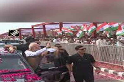 गुजरात के वाव-थराद में पीएम मोदी का रोड शो, कहा, देश को कांग्रेस से सावधान रहना चाहिए