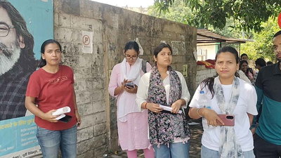 जमशेदपुर  : बीएड प्रवेश परीक्षा  केंद्र के बाहर छूट गये अभ्यर्थियों का प्रदर्शन, परीक्षा में शामिल करने की मांग
