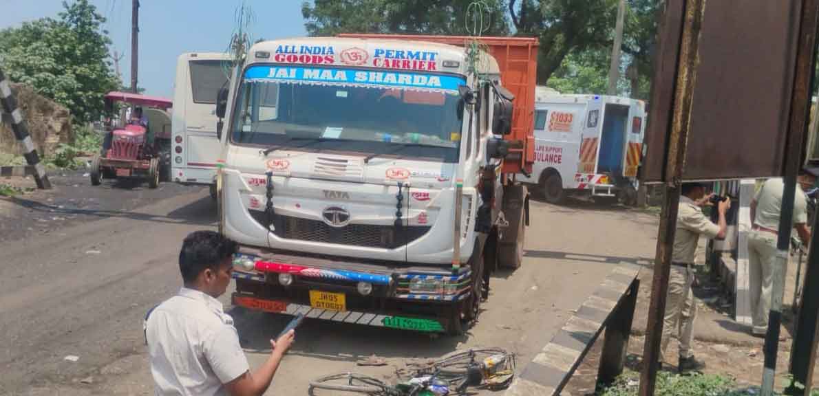 NH-32 पर हादसा: ट्रेलर की चपेट में आने से साइकिल सवार के दोनों पैर कुचले, हालत गंभीर