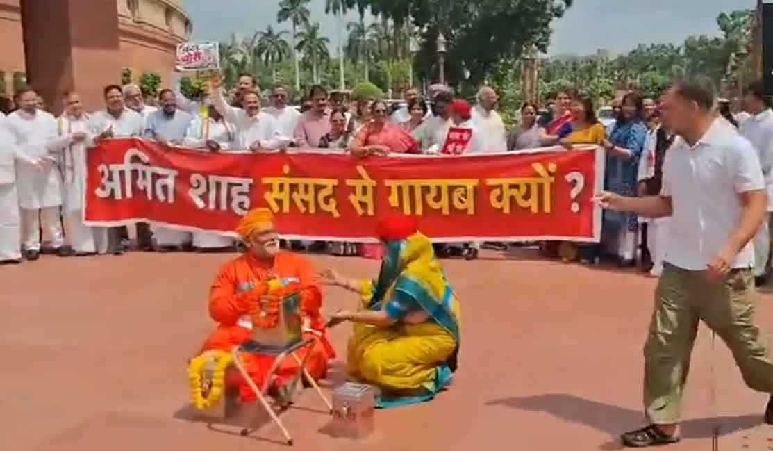 संसद के सामने विपक्ष ने किया राम मंदिर चंदा चोरी का नाटक मंचन
