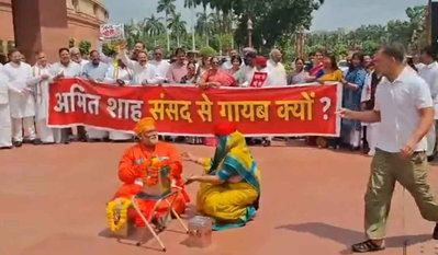 संसद के सामने विपक्ष ने किया राम मंदिर चंदा चोरी का नाटक मंचन