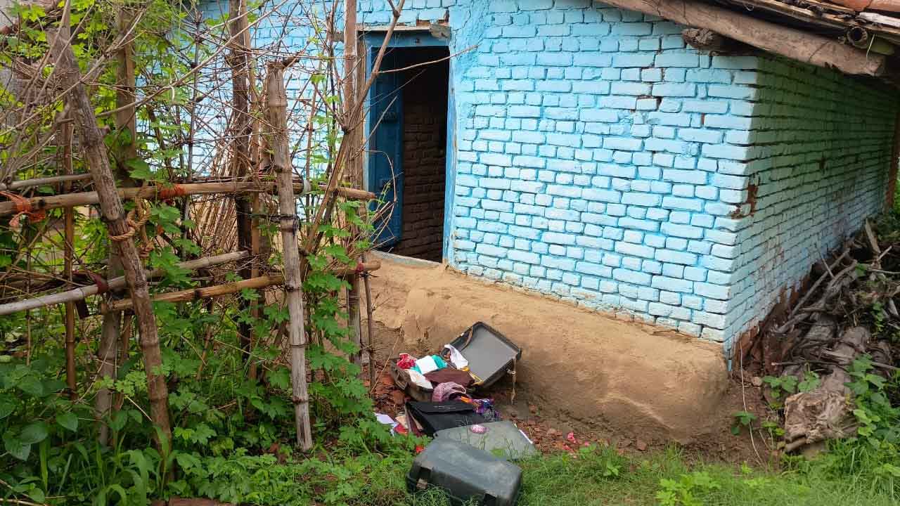 लेस्लीगंज में एक ही रात अलग अलग गावों के दो घरों में चोरी, घर का ताला तोड़ जेवर चुराये