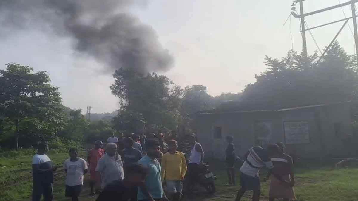 झरिया में जोरदार धमाके के साथ धंसी जमीन, दरारों से निकल रही आग की लपटें और जहरीला धुआं