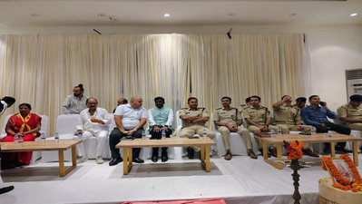 Ranchi News: धुर्वा में दुर्गा पूजा समितियों के साथ DC-SSP ने की बैठक, सुरक्षा व्यवस्था को लेकर दिए निर्देश
