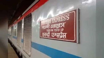 शताब्दी एक्सप्रेस में नशे में हंगामा करने वाले यात्री को धनबाद में उतारा गया, शराब की 5 बोतलें बरामद