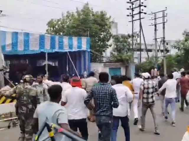 पश्चिम बंगाल चुनाव : आसनसोल, बांकुरा में भाजपा-टीएमसी कार्यकर्ता भिड़े, लाठीचार्ज, हालात काबू में