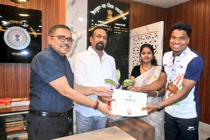 बोकारो : छत्तीसगढ़ व चंडीगढ़ में आयोजित खेल प्रतियोगिताओं में बेहतर प्रदर्शन करनेवाले 11 खिलाड़ी सम्मानित