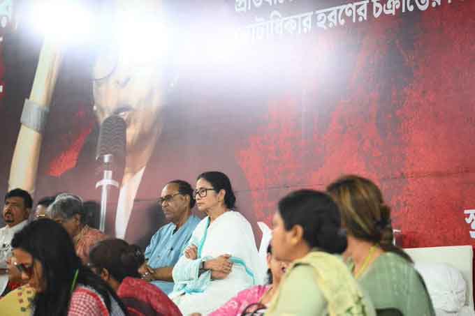 SIR : ममता बनर्जी धरने पर बैठी, EC पर मनमाने ढंग से नाम काटने का आरोप लगाया