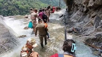 झारखंड सहित कई राज्यों में आंधी, बारिश, बर्फबारी और वज्रपात, 15 की मौत, सिक्किम में लैंड स्लाईड, 1500 पर्यटक फंसे