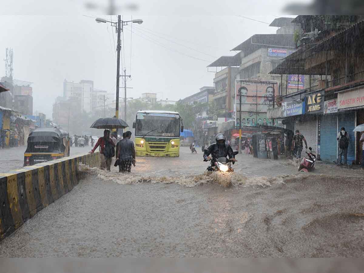 मूसलाधार बारिश के कारण मुंबई पानी पानी, 16 ट्रेनें रद्द, मुंबई-पुणे कॉरिडोर पर लैंडस्लाइड