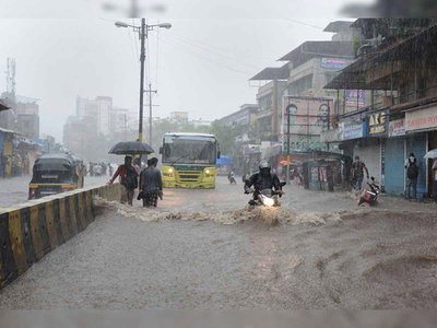 मूसलाधार बारिश के कारण मुंबई पानी पानी, 16 ट्रेनें रद्द, मुंबई-पुणे कॉरिडोर पर लैंडस्लाइड