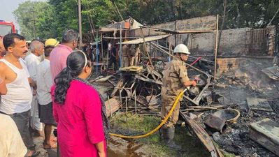 बोकारो : सेक्टर-6 डेली मार्केट में आग लगी, 7-8 दुकानें जलकर खाक, लाखों का नुकसान