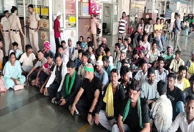 हाईटेंशन तार की चपेट में आये आशीष मांझी की मौत, मुआवजा-नौकरी की मांग पर परिजनों का धरना