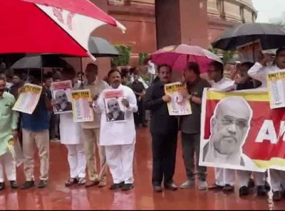 संसद परिसर में तेज बारिश के बीच विपक्ष का मंदिर चढ़ावा चोरी, छात्रों पर लाठीचार्ज को लेकर विरोध प्रदर्शन