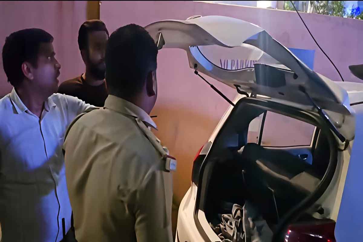 हाई स्ट्रीट मॉल के पास पॉलिसी बाजार में कार्यरत अधिकारी की कार की डिक्की तोड़कर लाखों के सामान की चोरी