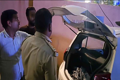 हाई स्ट्रीट मॉल के पास पॉलिसी बाजार में कार्यरत अधिकारी की कार की डिक्की तोड़कर लाखों के सामान की चोरी