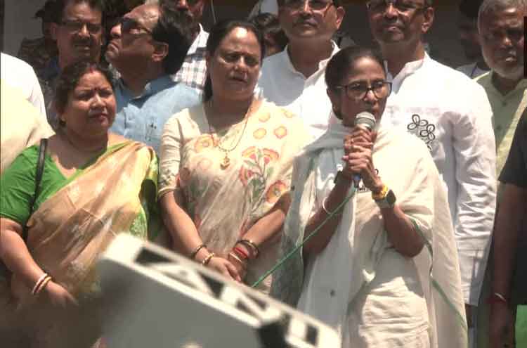 पश्चिम बंगाल : ममता बनर्जी ने भवानीपुर सीट से पर्चा भरा, कहा, हम फिर से सरकार बनायेंगे