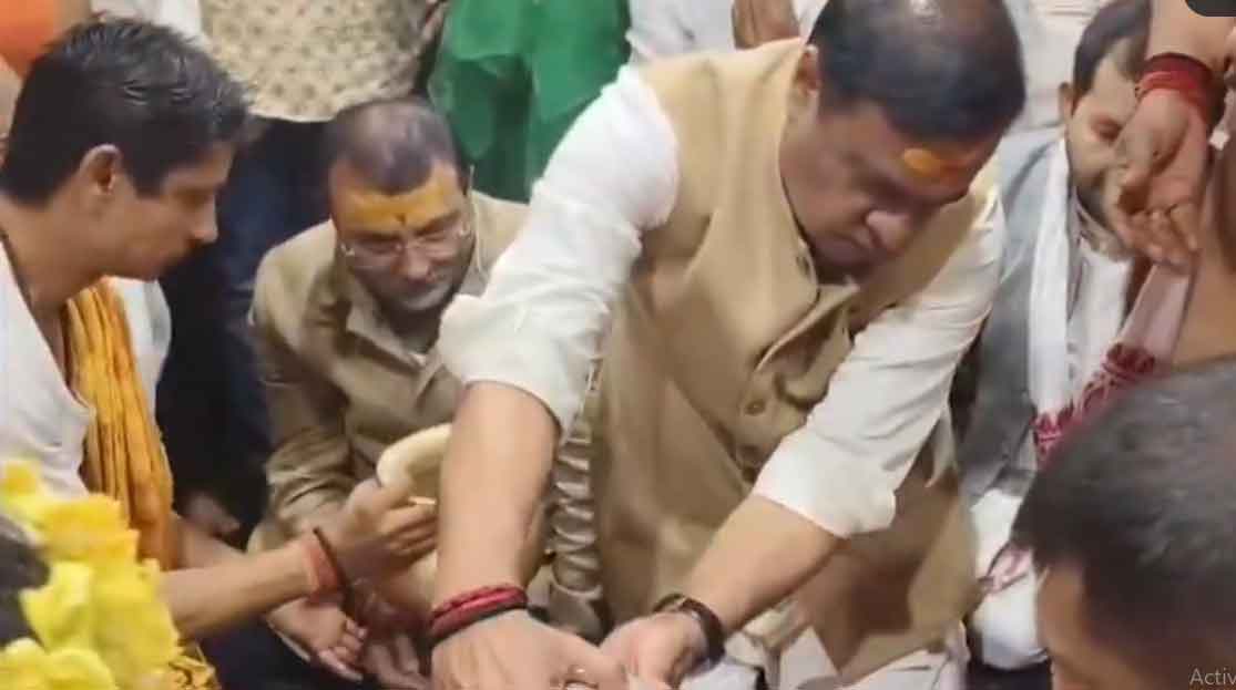 असम सीएम हिमंता बिस्वा सरमा और निशिकांत दुबे ने बैद्यनाथ धाम में जलाभिषेक  किया
