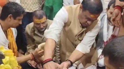 असम सीएम हिमंता बिस्वा सरमा और निशिकांत दुबे ने बैद्यनाथ धाम में जलाभिषेक  किया