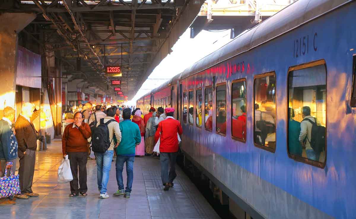 रेलवे बदलने जा रहा 40 साल पुराना टिकट बुकिंग सिस्टम, यात्रियों को मिलेंगी हाईटेक सुविधाएं