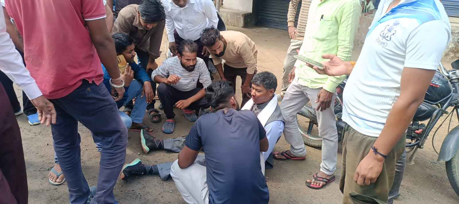 पांकी-मेदिनीनगर मुख्य पथ पर सड़क हादसा, मोटर बाइक ट्रैक्टर में जा घुसी, बाइक सवार घायल