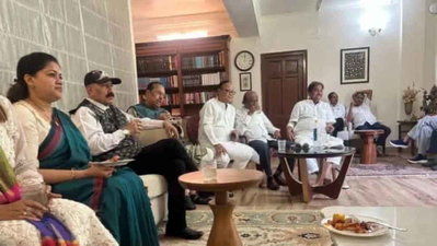 14 बागी टीएमसी सांसद सुवेंदु अधिकारी की मौजूदगी में भाजपा नेता भूपेंद्र यादव से मिले