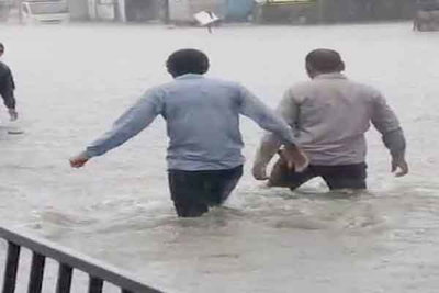 मानसून की बारिश देश भर में कहर बरपा रही,  सूरत बाढ़ में डूबा, वायनाड में लैंडस्लाइड,  दिल्ली-जयपुर NH-48 धंसा,  हजारों की जान आफत में