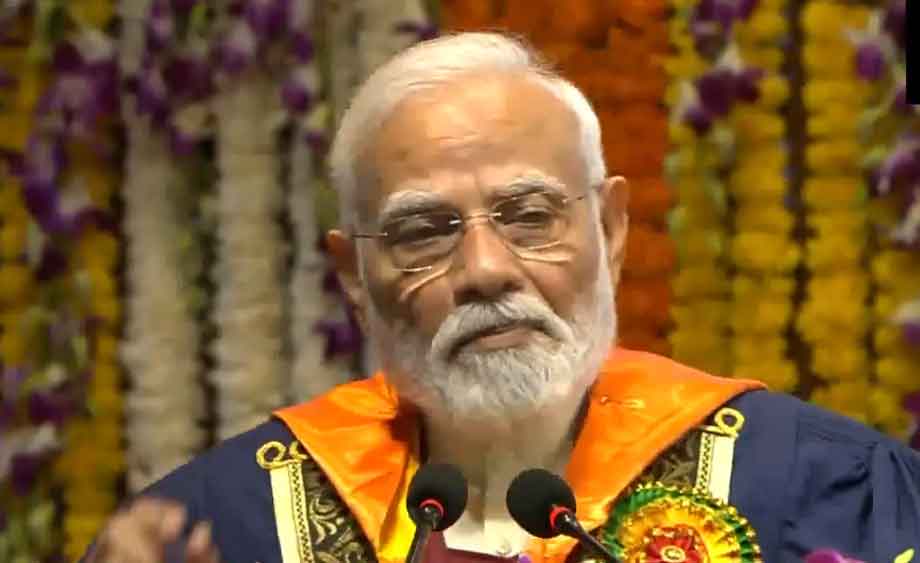 पीएम मोदी ने छात्रों से कहा, जिंदगी की परीक्षा में तय सिलेबस नहीं होता, बाबा बागेश्वर का जिक्र किया, तो छात्र मुस्कुराये