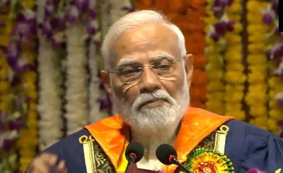 पीएम मोदी ने छात्रों से कहा, जिंदगी की परीक्षा में तय सिलेबस नहीं होता, बाबा बागेश्वर का जिक्र किया, तो छात्र मुस्कुराये