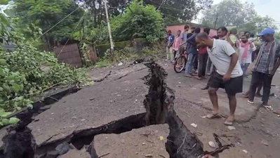 धनबाद  : सिजुआ में भू धंसान से मची तबाही, कई घर जमींदोज, मासूम की मौत