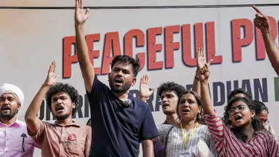 CJP प्रदर्शन : बीच रास्ते ट्रेन रोक कर युवकों को हिरासत में लिया जा रहा
