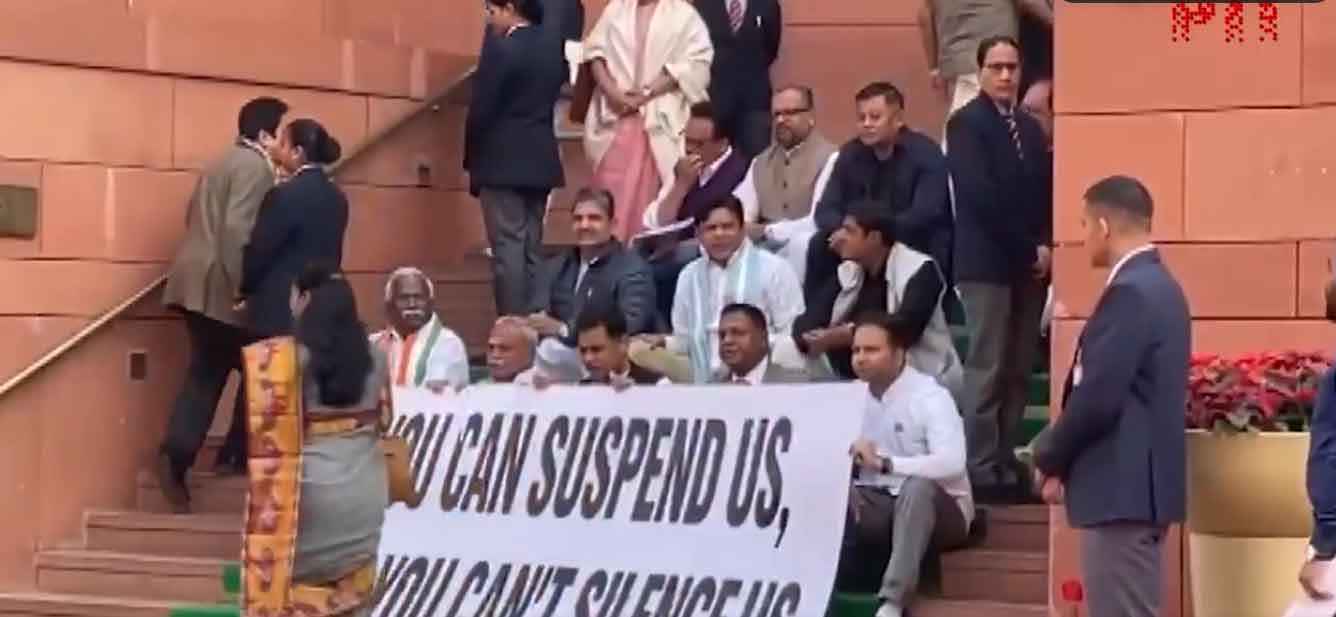 सांसदों के प्रदर्शन में राहुल शामिल हुए, प्रियंका ने स्पीकर को पत्र लिखा, राज्यसभा से विपक्ष का वॉकआउट