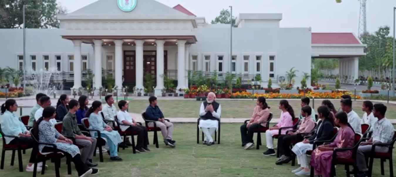 पीएम मोदी ने की परीक्षा पे चर्चा, छात्रों को दी सलाह, लिखकर अभ्यास करें, सीखने की जिज्ञासा बनाये रखें