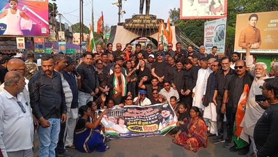 Dhanbad News : काले कपड़ों में सड़क पर उतरे कांग्रेसी, केंद्र के खिलाफ खोला मोर्चा