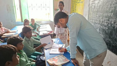 Jamtara News : डीसी ने स्कूलों का किया निरीक्षण, बच्चों से ब्लैकबोर्ड पर हल करवाए सवाल