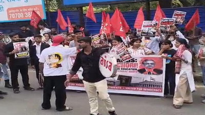Dhanbad News : वोट चोर गद्दी छोड़ो के नारे से गूंजा धनबाद, सड़क पर उतरे आइसा के छात्र