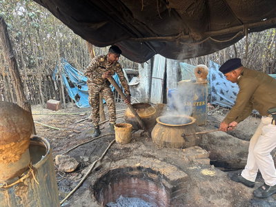 गिरिडीहः गावां में अवैध शराब भट्ठी ध्वस्त, 2000 किलो महुआ व 185 लीटर चुलाई शराब नष्ट