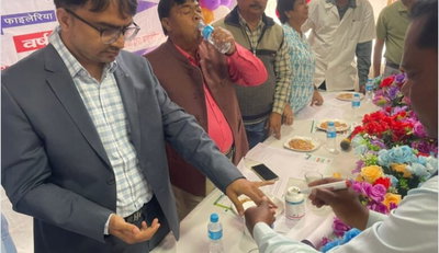 रामगढ़ः डीसी ने स्वयं दवा खाकर फाइलेरिया उन्मूलन अभियान का किया शुभारंभ