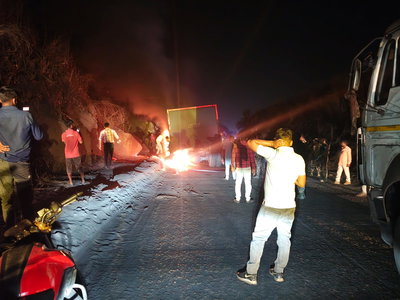 लातेहारः पुलिस का दावा- अपराधियों ने नहीं, गर्मी के कारण हाइवा में लगी थी आग