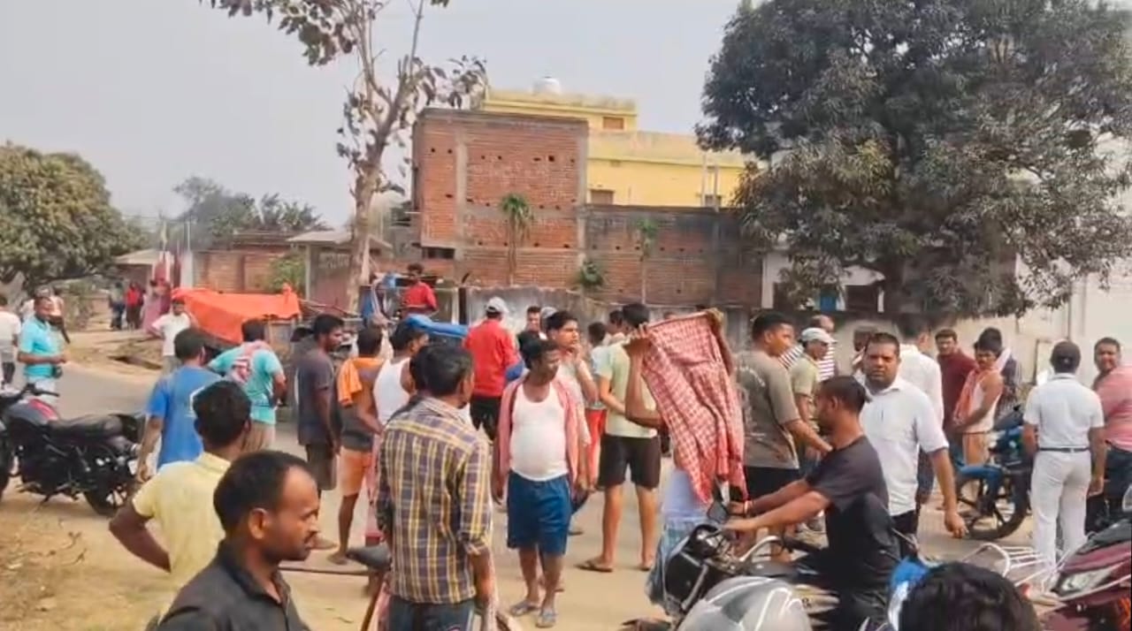 देवघर में बालू तस्करों का आंतक: अवैध बालू लदे ट्रैक्टर ने स्कूली बच्चों से भरे टोटो को घसीटा