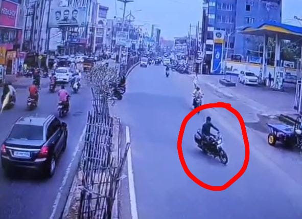 धनबादः स्मार्ट बाजार की पार्किंग से दिनदहाड़े बाइक चोरी, घटना CCTV में कैद