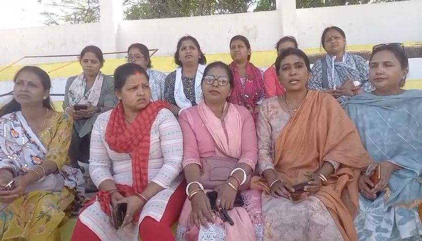धनबादः निजी स्कूलों की मनमानी पर फूटा गुस्सा, री-एडमिशन फीस के विरोध में महिलाओं का प्रदर्शन