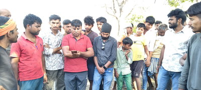 लातेहारः जमीन सर्वे करने पहुंचे एनएलसी कर्मियों को ग्रामीणों ने बनाया बंधक, ड्रोन जब्त