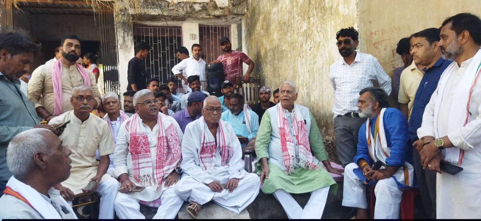 रामगढ़ः पतरातू में विस्थापन पर बवाल, पुनर्वास की मांग को लेकर पूर्व यशवंत सिन्हा धरने पर बैठे