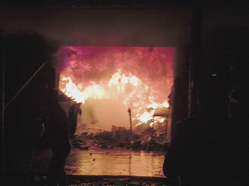 लातेहारः दुकान में लगी आग, लाखों की संपत्ति जलकर राख