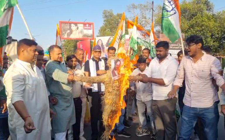 धनबादः खड़गे पर हिमंता की टिप्पणी के खिलाफ युवा कांग्रेस का प्रदर्शन, पुतला दहन