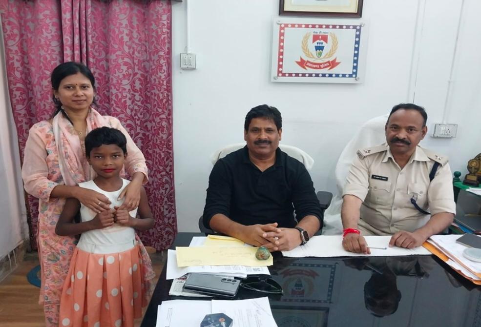 जामताड़ाः लापता बच्ची सुरक्षित बरामद, पुलिस ने परिजनों को सौंपा