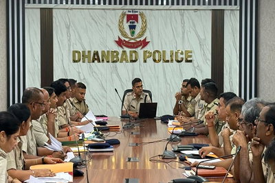 Dhanbad News: अपराध नियंत्रण पर SSP ने की समीक्षा, अपराधियों को दी दो टूक चेतावनी