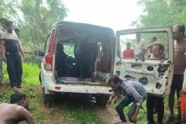 Jamshedpur News: झाड़ियों में फंसी संदिग्ध स्कॉर्पियो से बरामद हुए दो मवेशी