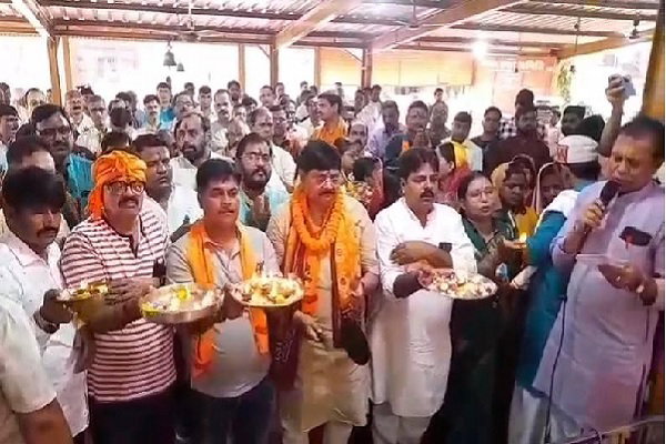 Dhanbad News: मोदी सरकार के 12 वर्ष पूरे होने पर की गई विशेष पूजा-अर्चना